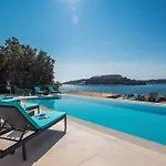Villa Sail