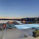 Villa Sail