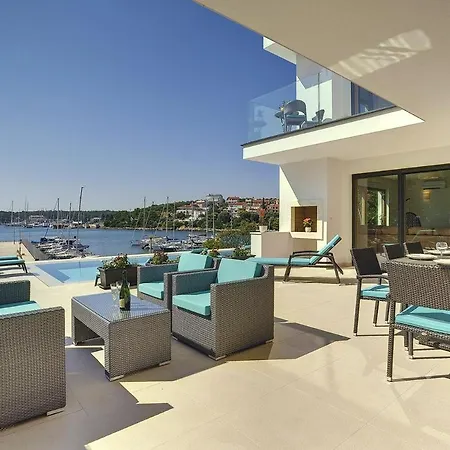 Villa Sail